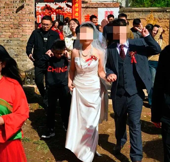山西长治，最近出了一件稀奇事！一对新人结婚，女方订婚要了18万8的彩礼，结果结婚