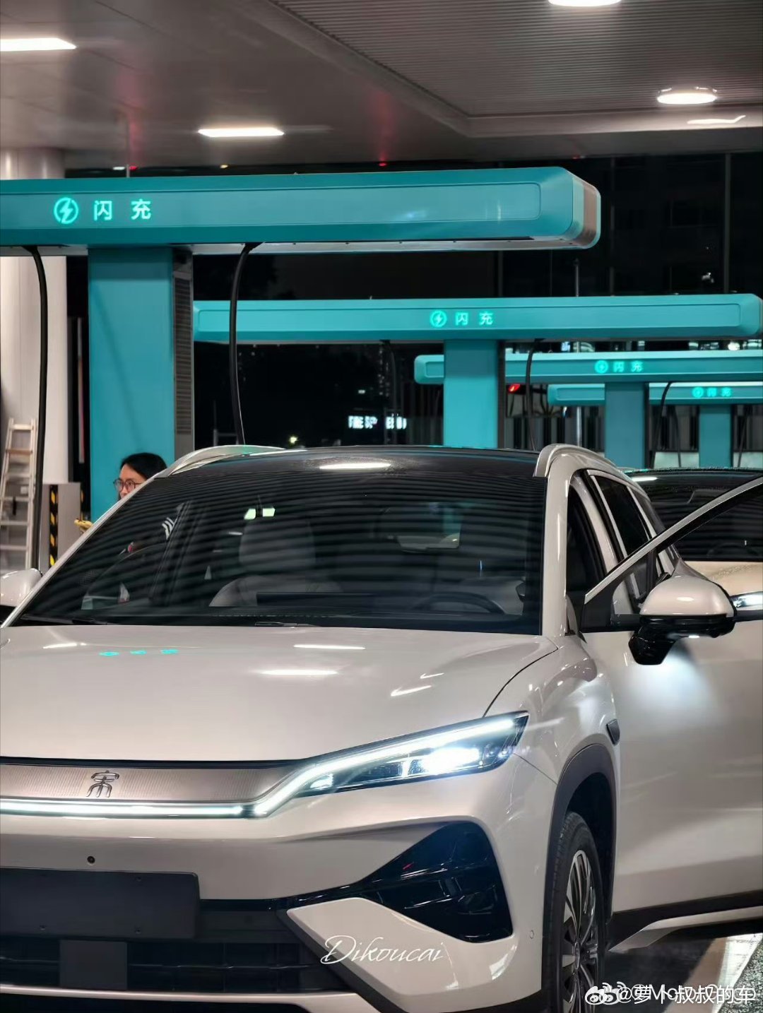 令人震撼的比亚迪兆瓦闪充充电站，这是要平替中石化加油站的节奏？这个充电站的颜色非
