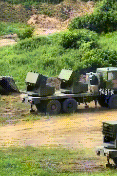 这个俗称“弹幕武器”的是车载空中烟幕施放系统，厉害在不靠硬拦截，能快速打出大范围