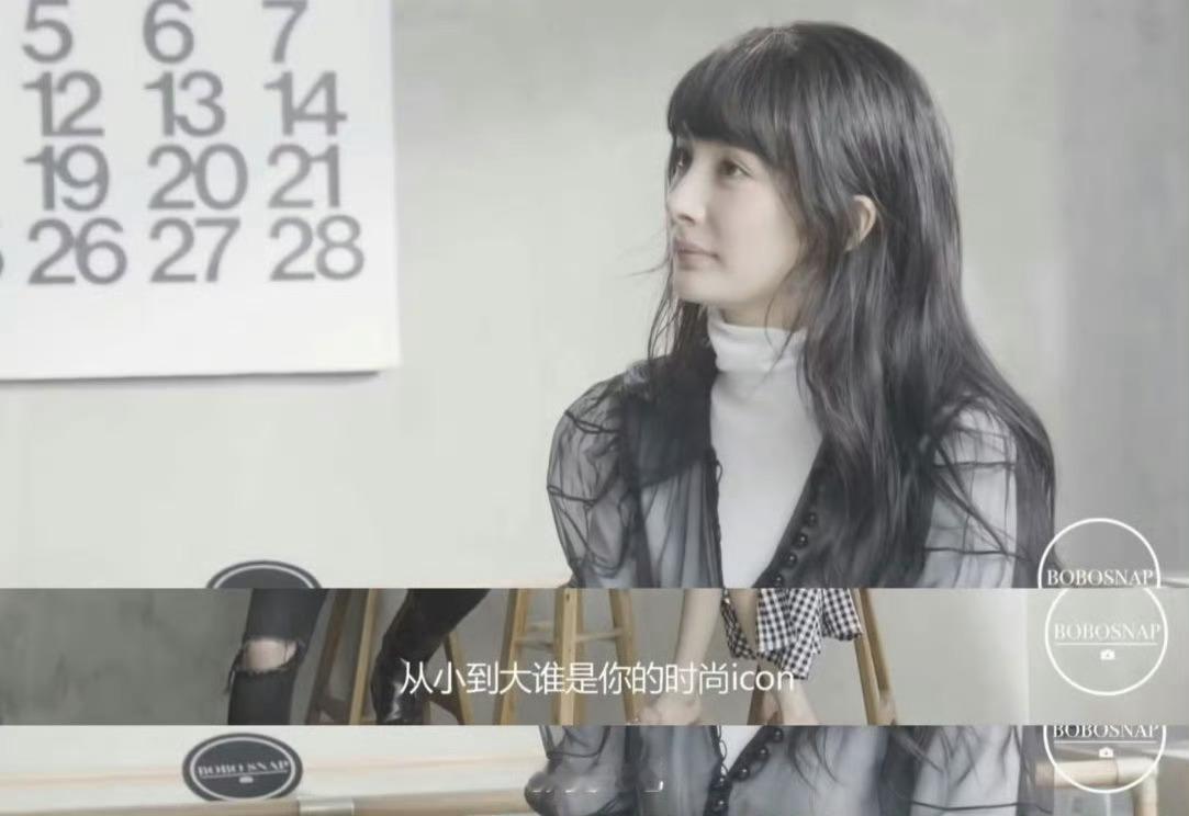 杨幂存了张曼玉杂志20年每一代都有自己的女神 所以今天 杨幂已经成长为我们这一代