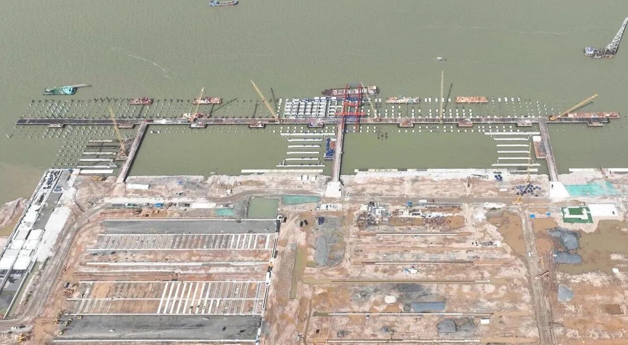 据广州港集团消息，近日，广州港南沙港区国际通用码头工程一阶段水上桩基顺利完成施工