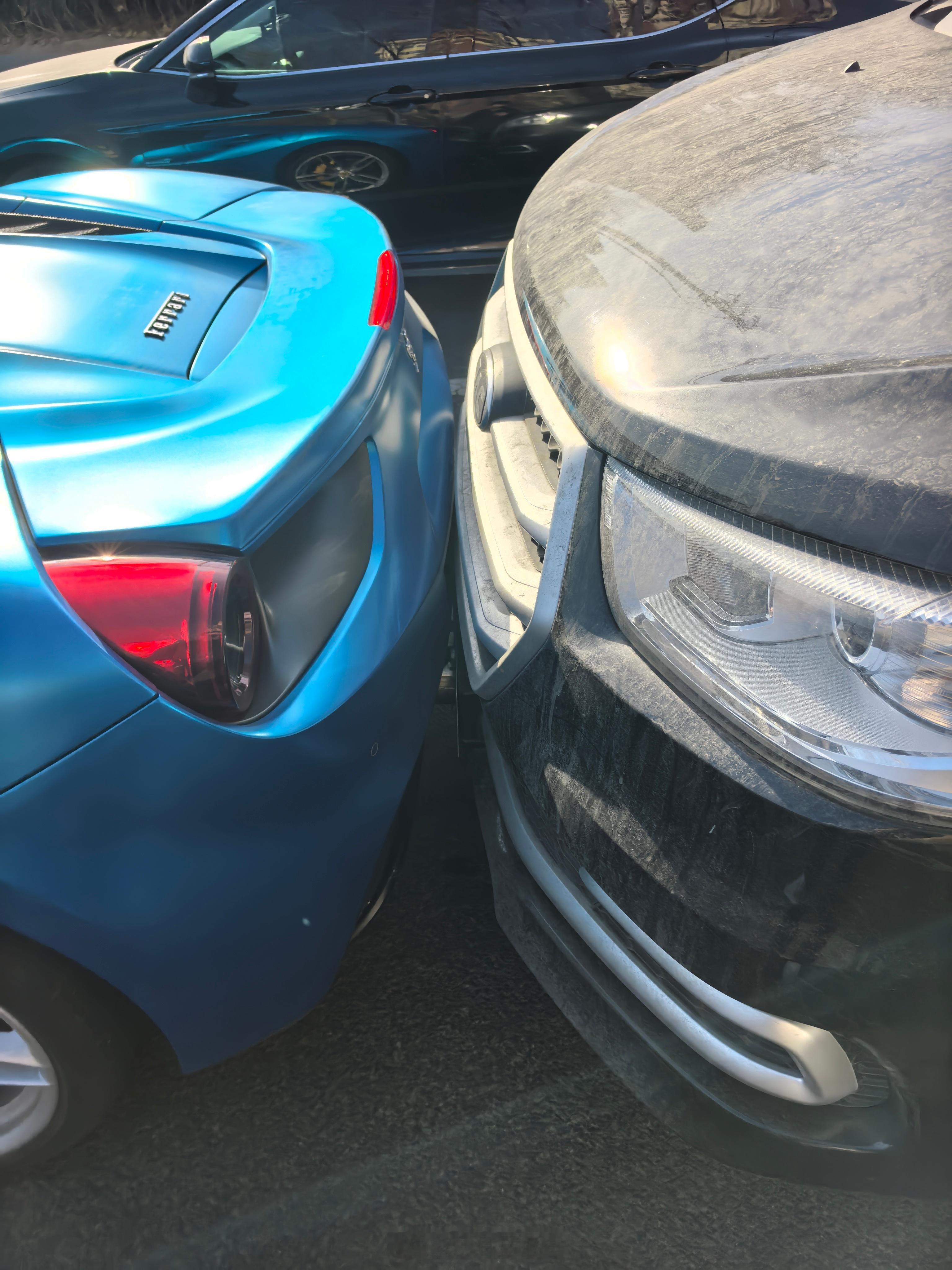 就在刚刚等红灯的时候，我停着车忽然听到“砰”的一声，整个车身也跟着震了一下，下车