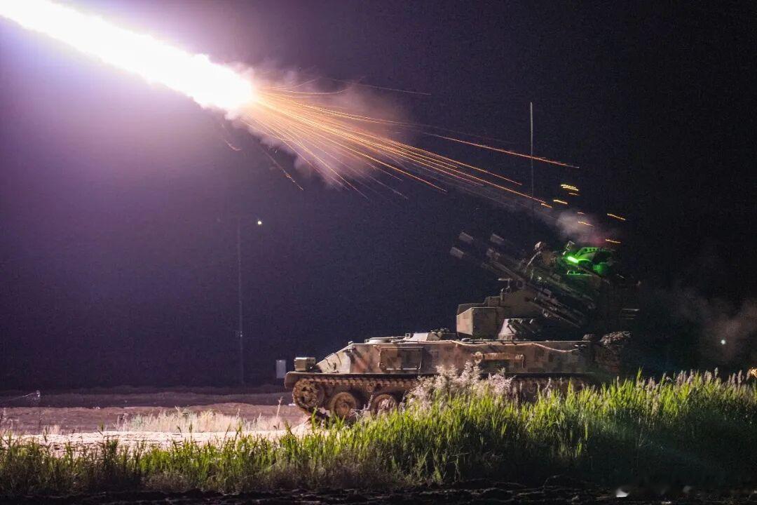 防空兵跨昼夜实弹射击演练 81集某旅防空分队开展跨昼夜、多课目、高强度实弹射击综