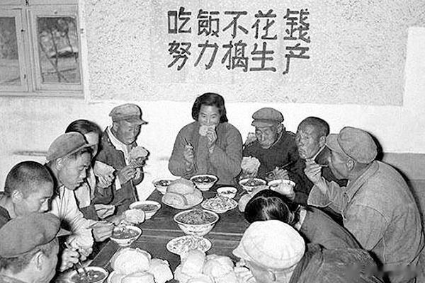 人民公社化运动时期，人们在公社食堂吃饭。 