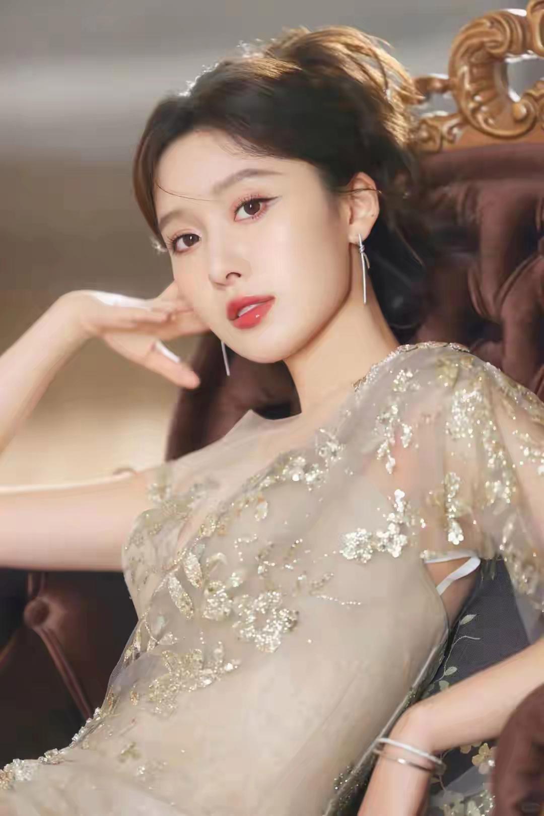 俊眉修眼，顾盼神飞