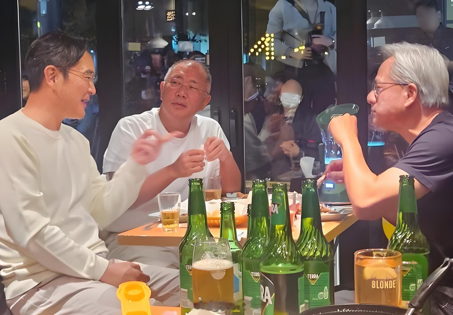 黄仁勋：我连男人也敢亲！在纽约GALA晚宴上，黄仁勋打趣道，十杯烧啤下肚后，他就