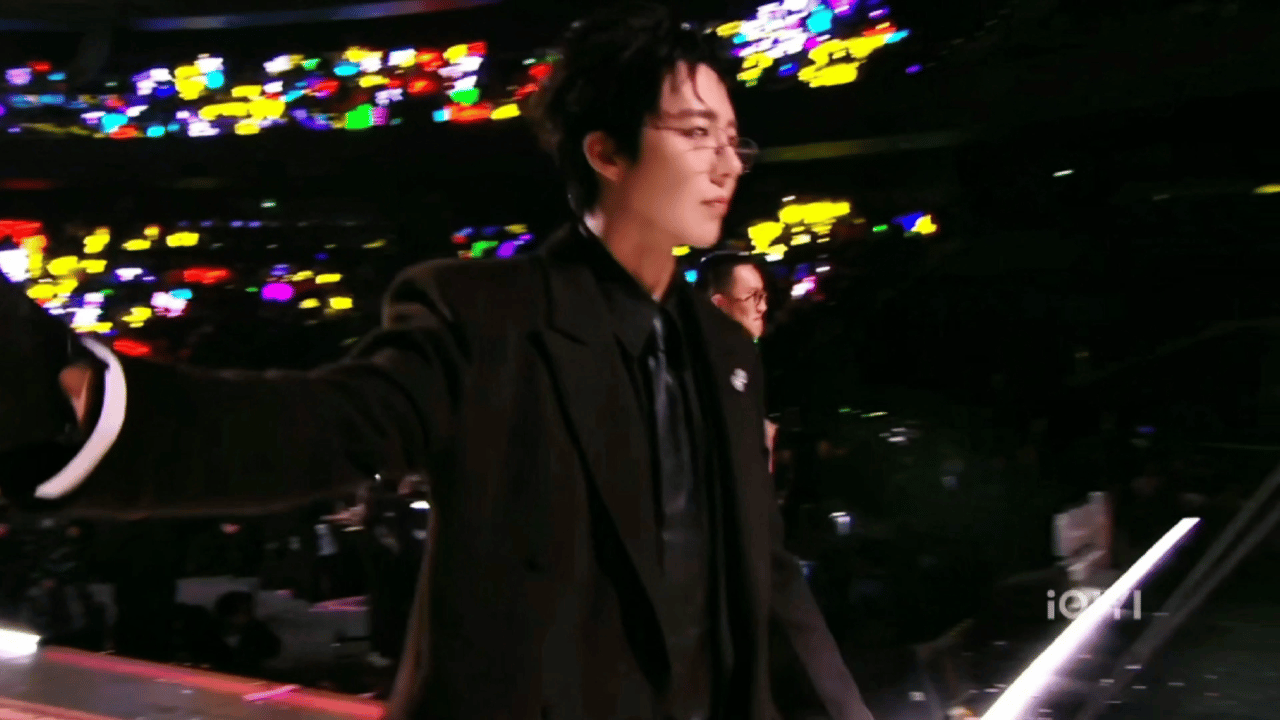 刘宇宁的2025巡演 🐾刘宇宁玫瑰丛生 🐾摩登兄弟 黑西装裹着清隽气场，身后