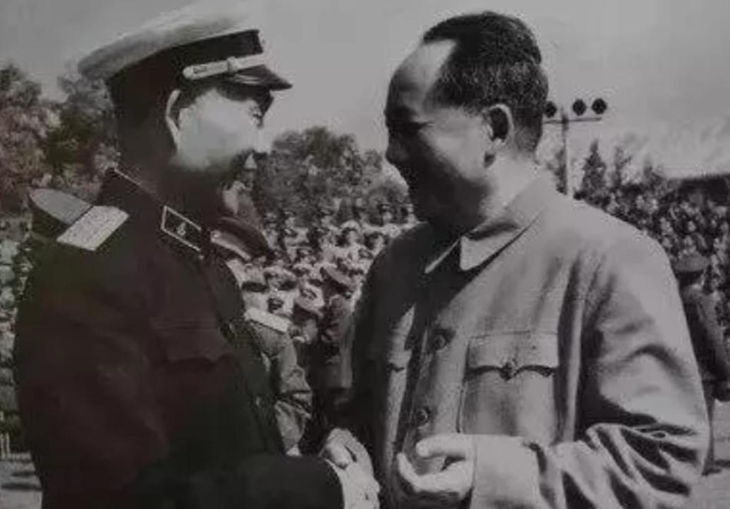 1939年，肖劲光前往延安向毛主席汇报工作，但发现毛主席整个过程都躺在床上，对此