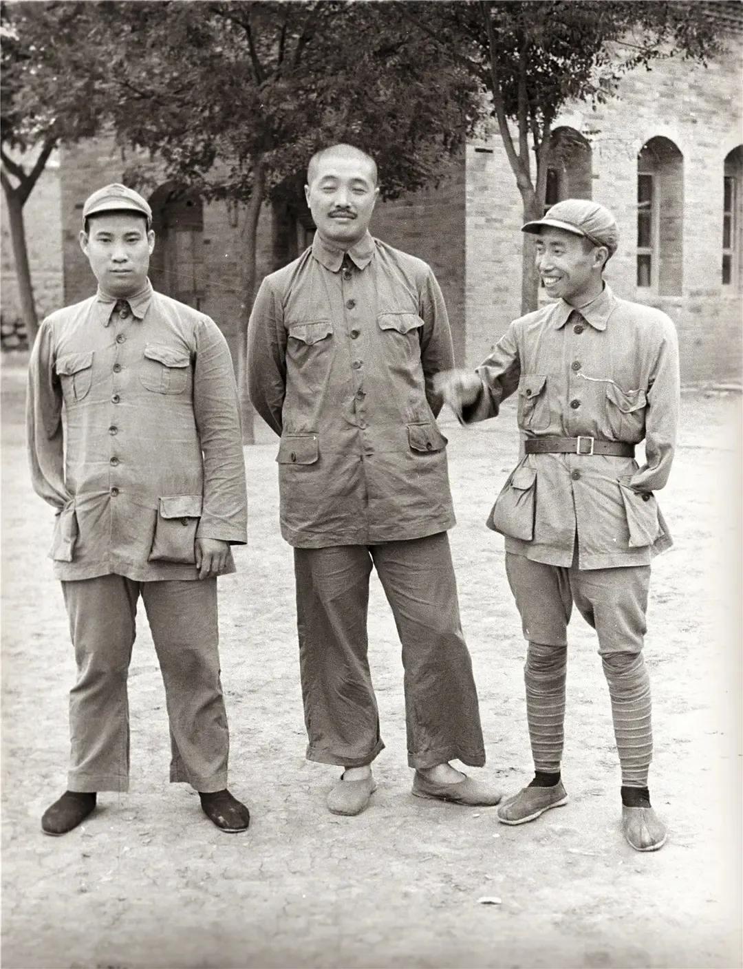 照片拍摄于1937年7月7日，地点是陕西富平县庄里镇中国工农红军第二方面军总指挥