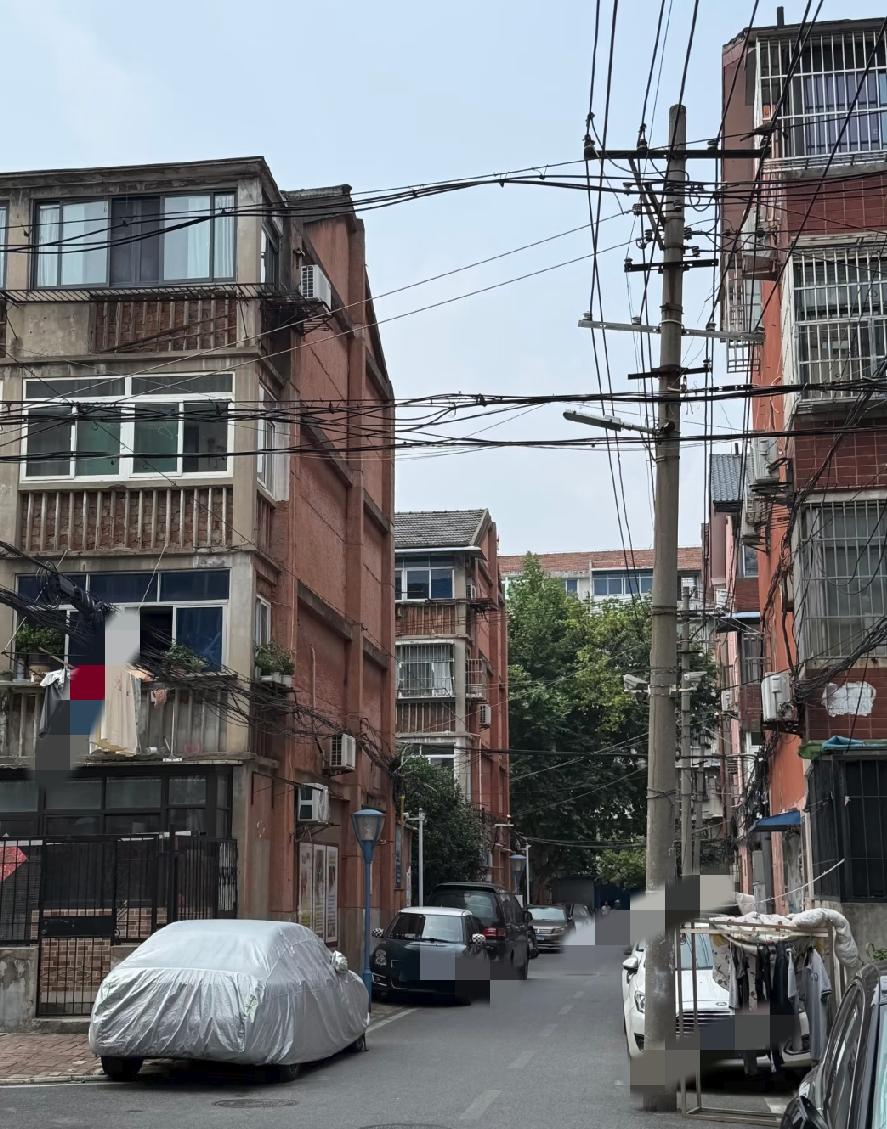河南一位单亲妈妈，
离婚之后拿到200万，
为了女儿的教育，
她毅然离开家乡，