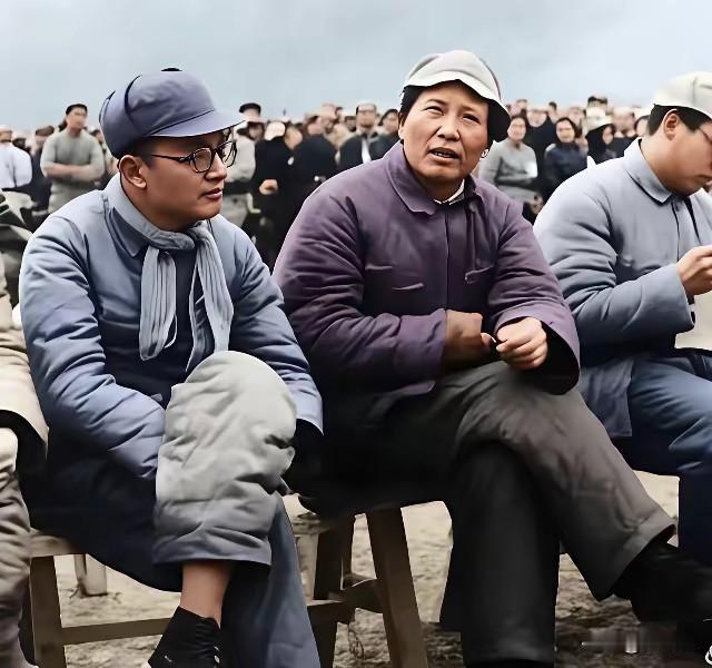 会场朴素简陋，毛主席端坐其间，凝神静听。
