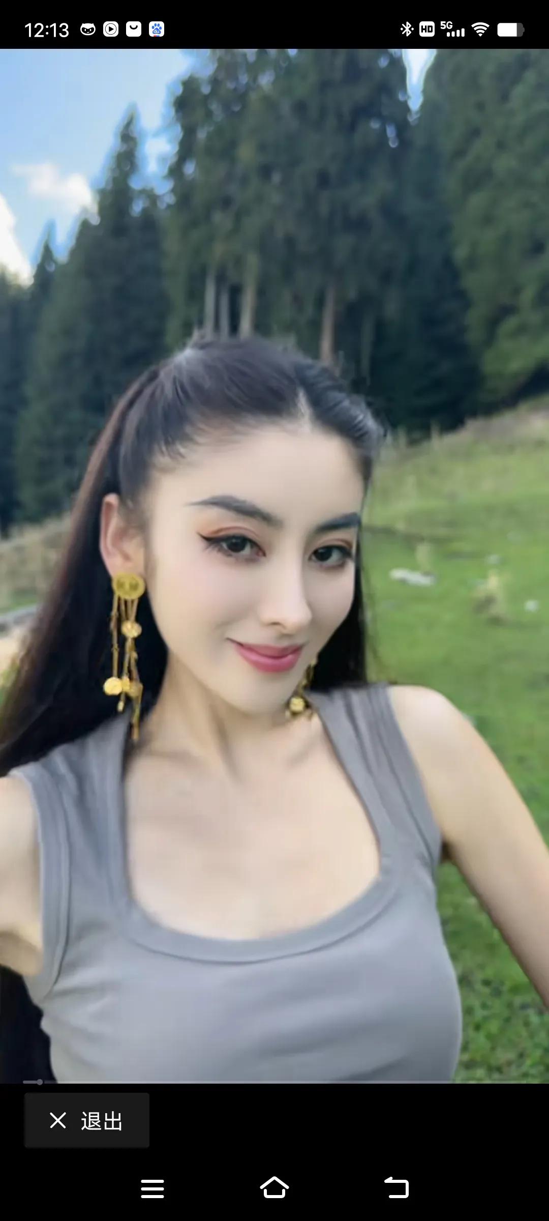 蓝天白云下载歌载舞的新疆美女！#美景美景佳人# #分享唯美美照# #分享美人好风