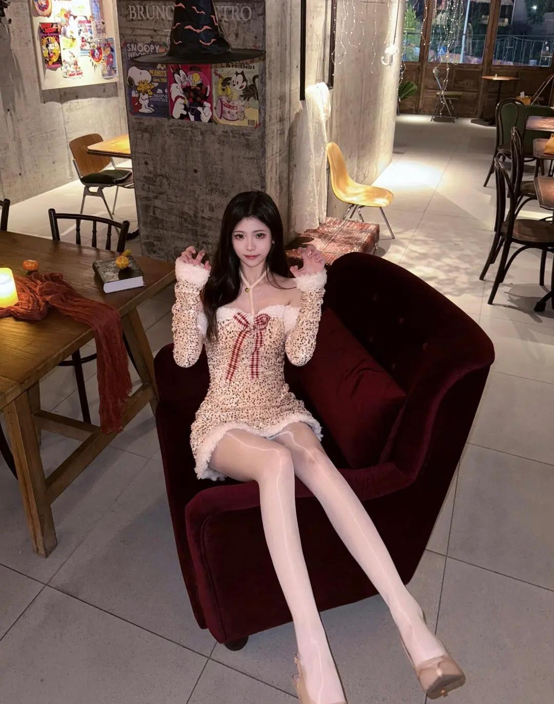 复古咖啡馆里的甜美少女👗💐📖