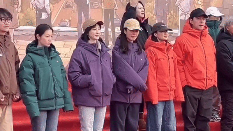 胡歌李沁开机照 胡歌李沁主演的新剧《人间有味》今日开机啦，该剧改编自常小琥原著小