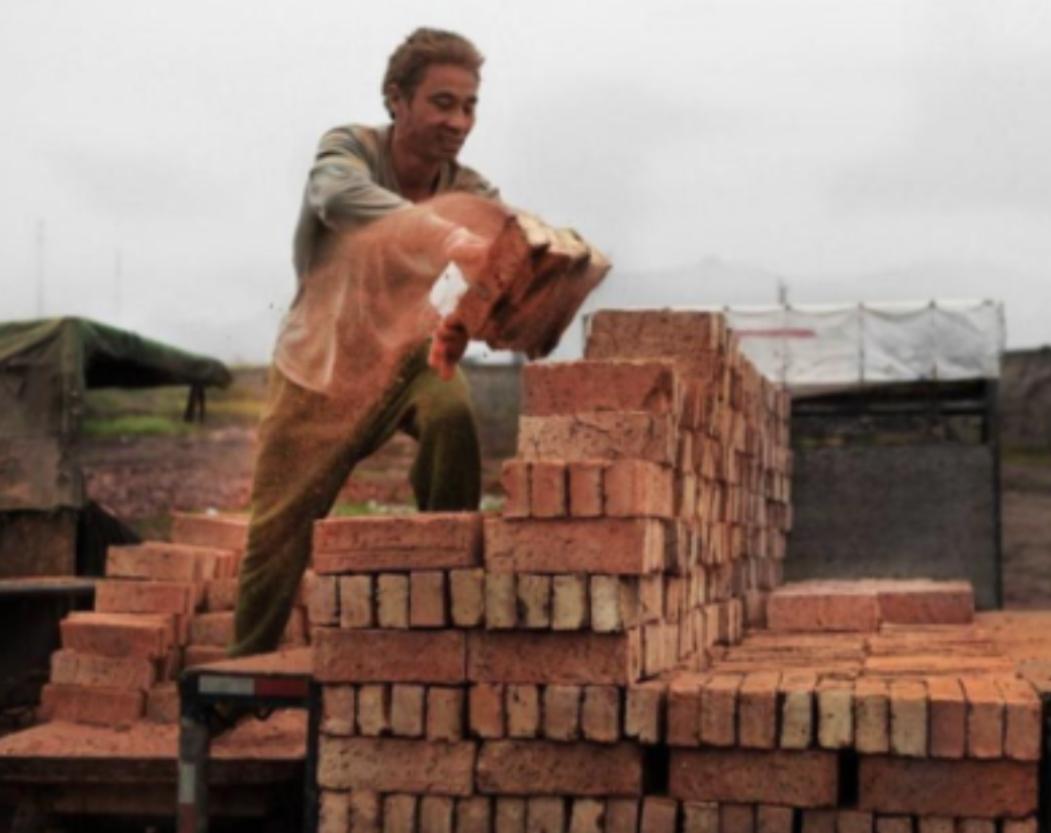 1971年，成都公安局接到举报，说有个叫周春银的搬砖工自称是神枪手，且现场拿出真