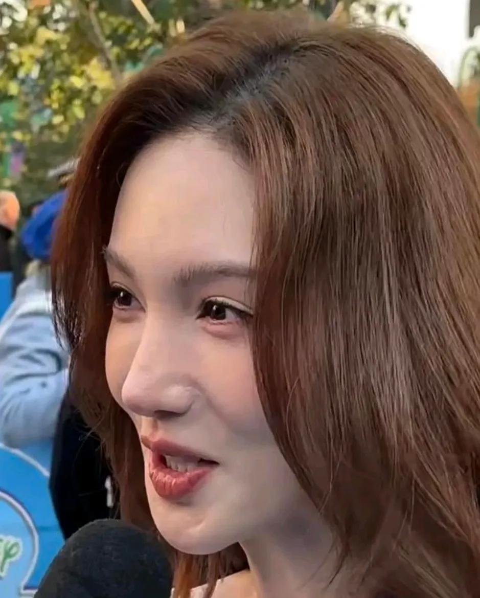 圈里美女都这么不自信吗

明明很漂亮，为啥还整

怎么这么想不开

搞得笑都不敢