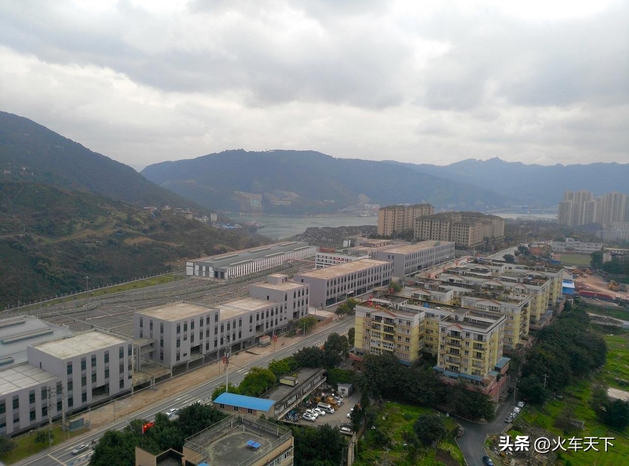 2019年2月在重庆唐家沱一带拍摄的图片，近处的公路是海尔路，旁边是当时刚建成开