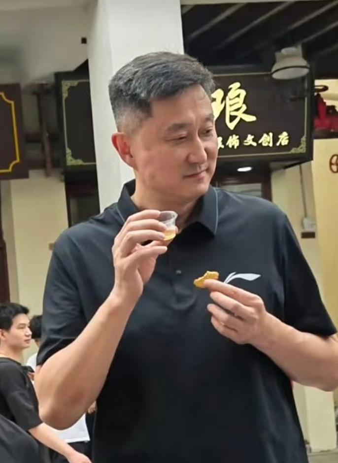 杜锋指导周末现身中山某步行街，打卡品尝特色美食，并称有很多美食让自己大开眼界。