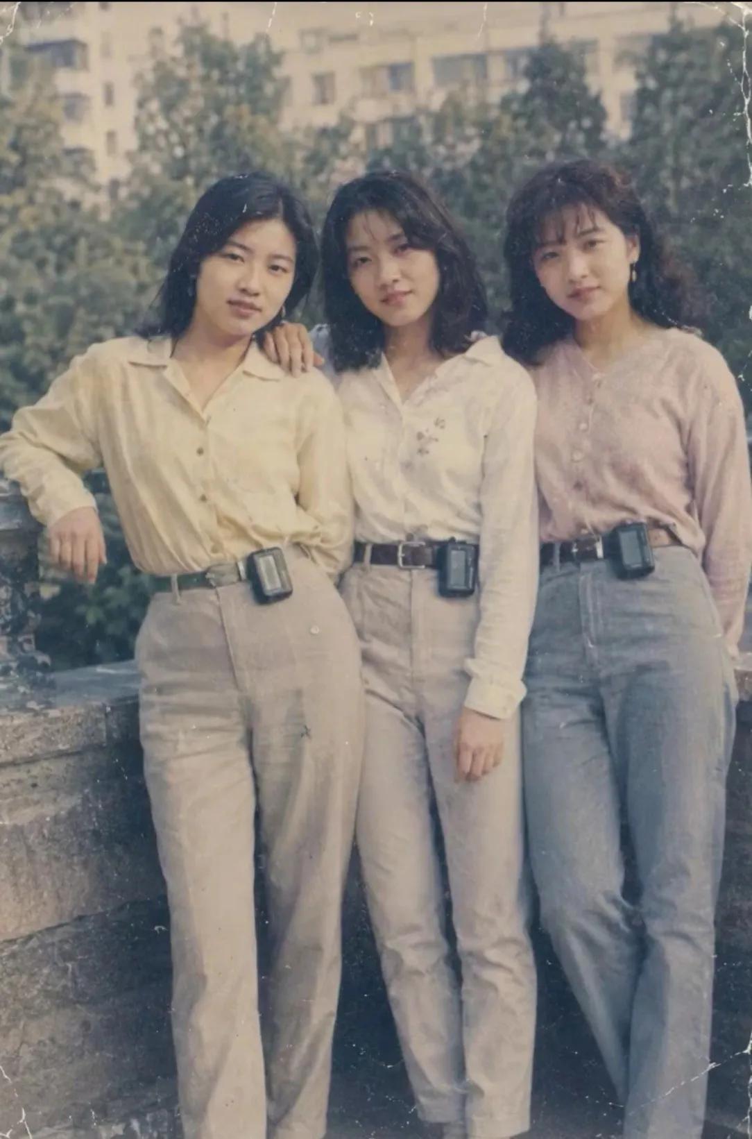 90年代的穿搭，没有美颜的面容。你们看到亮点了吗？
