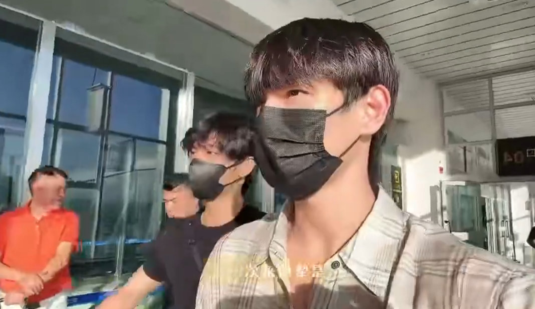 何昶希何衍朝走到半路摆渡车没电了何昶希何衍朝七夕特刊 谁能想到出外景遇上摆渡车没
