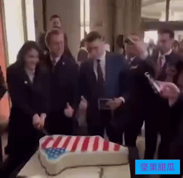 盟友也分， 1月份在华盛顿肯尼迪中心举行的一场活动中，共和党人象征性地“瓜分”了