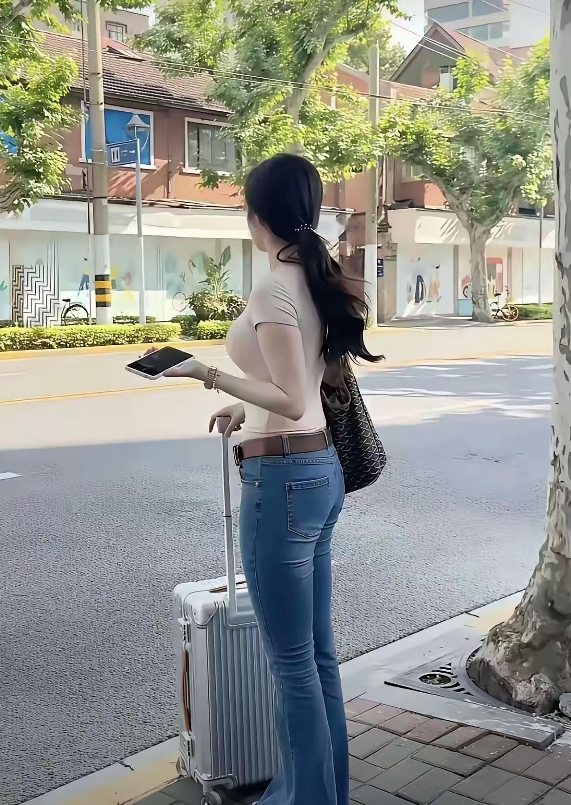 女儿站在路边等车的这十来分钟，就已经接连有好几个司机停下了车在她的身旁，都是那些