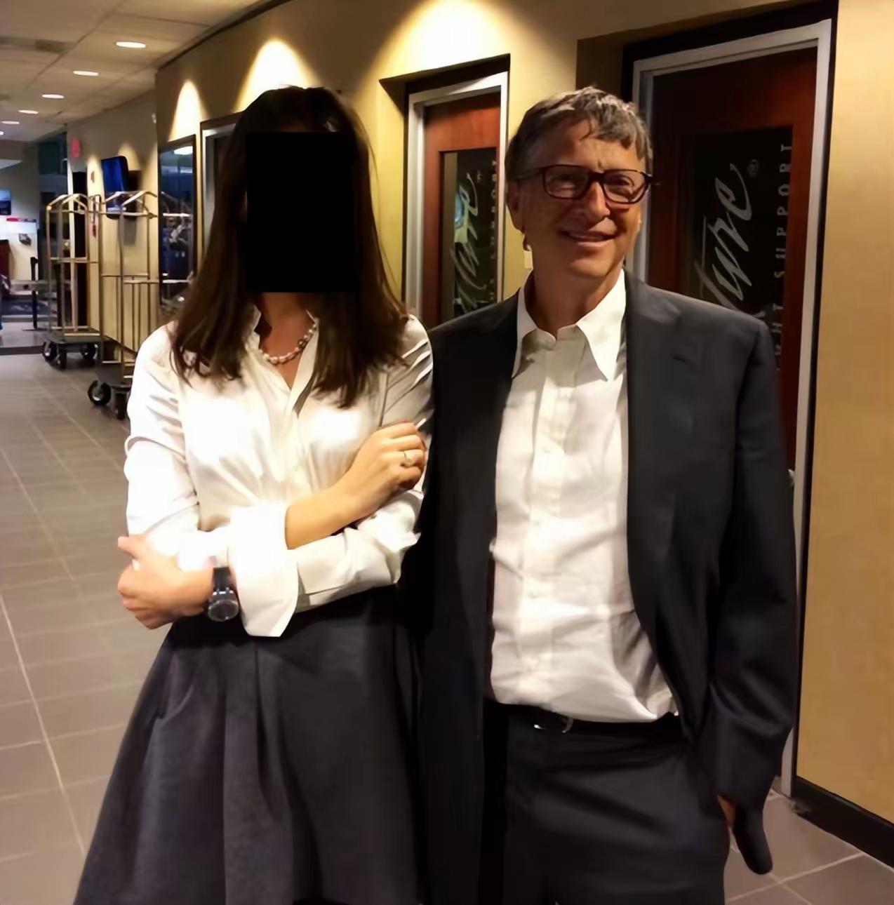 最新披露的文件中也涉及到了比尔.盖茨。他不仅与一位俄罗斯女孩有染，还被传染上了性