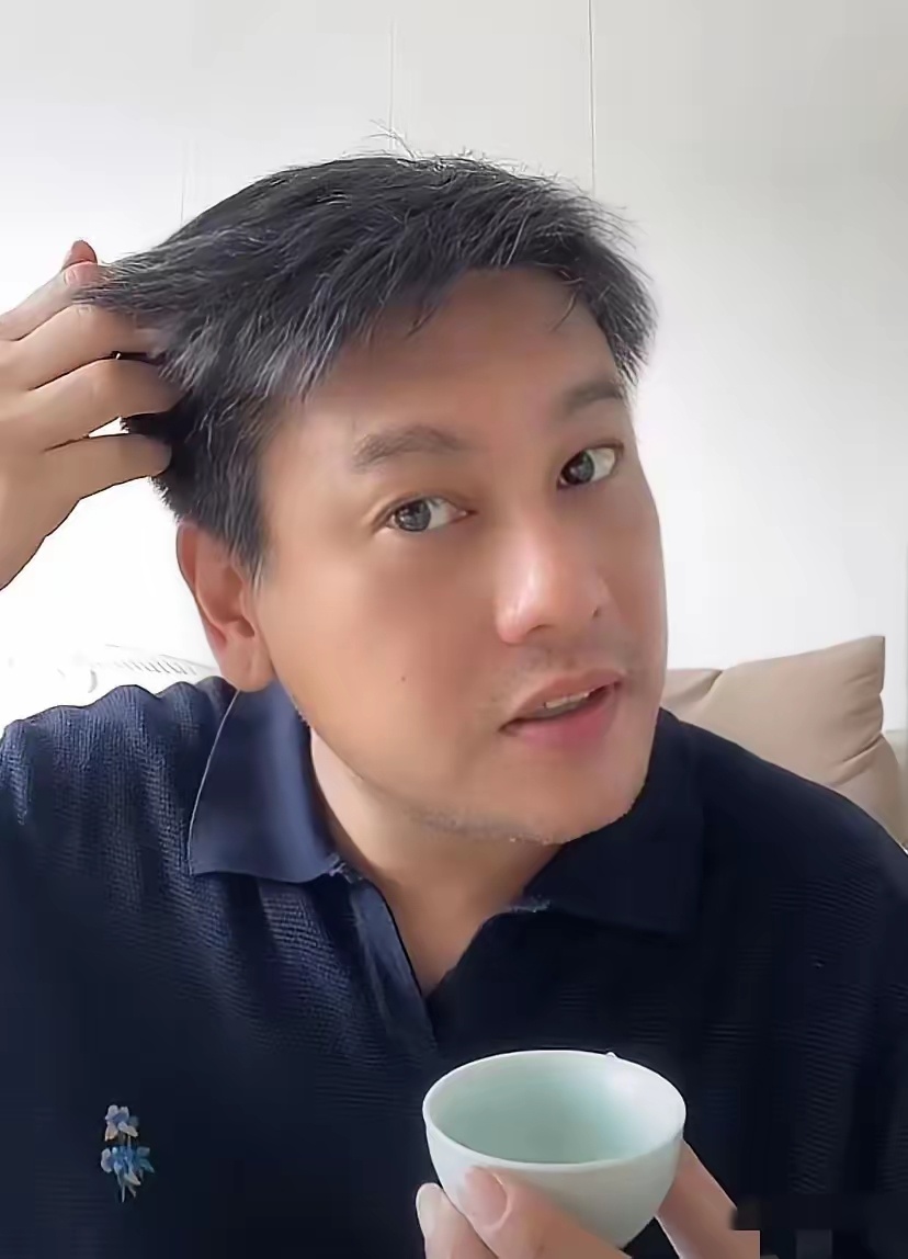 朱孝天说他没有朋友，老婆是他唯一的朋友，其实他自己明白，不是没人跟他做朋友，而是