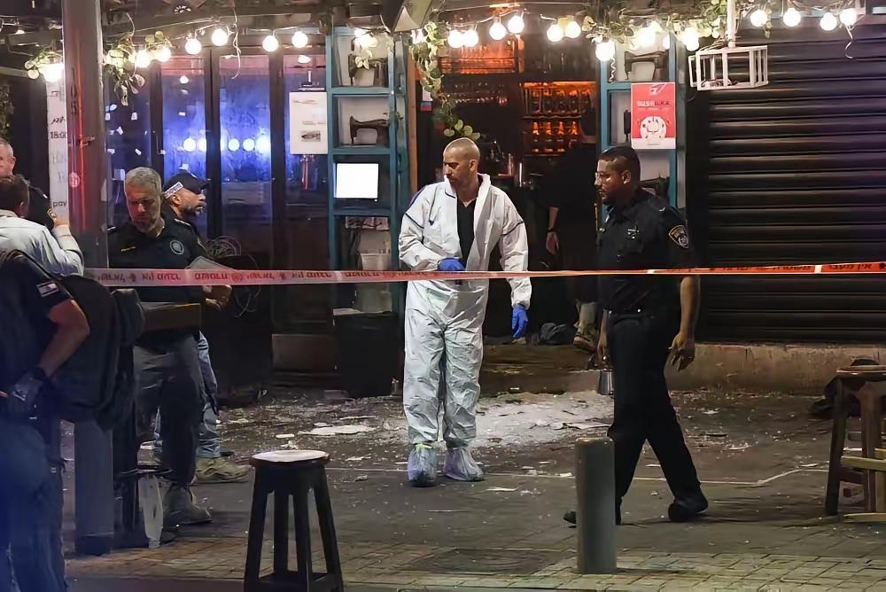 自杀式英雄在以色列阿巴拉省省府食堂，掏枪对该市市长和付市长一阵猛扫，在一阵惊叫和