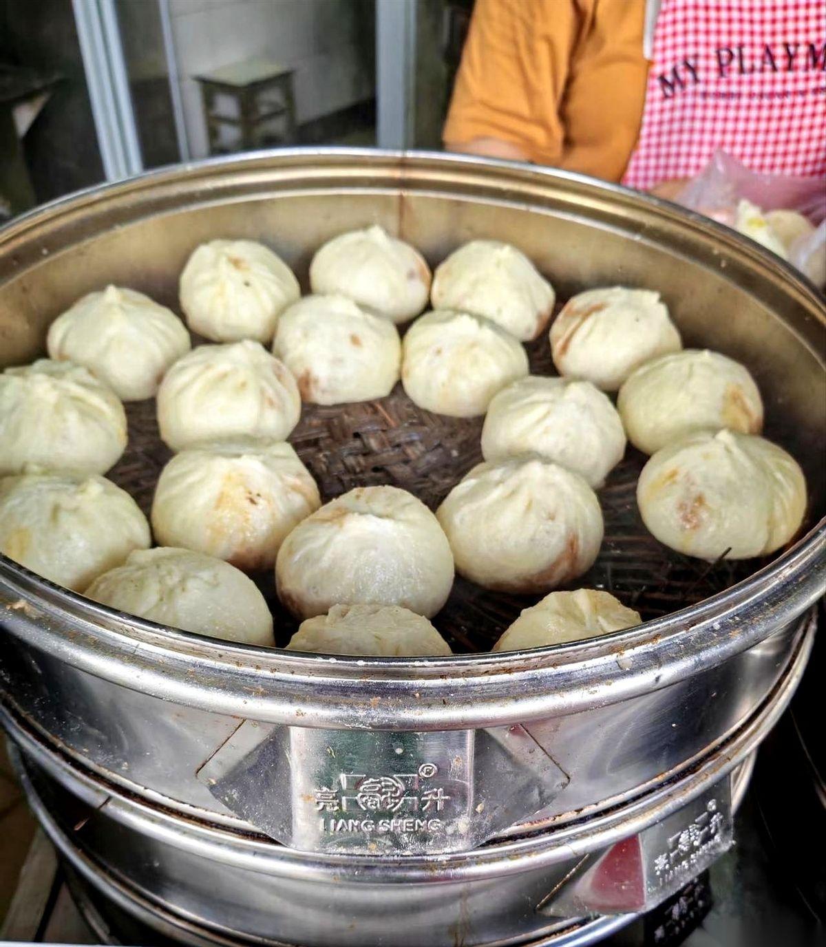 今天差点就把上马墩义兴斋的笼屉给包圆了。
你说神奇不神奇？路过居然一个人没有。