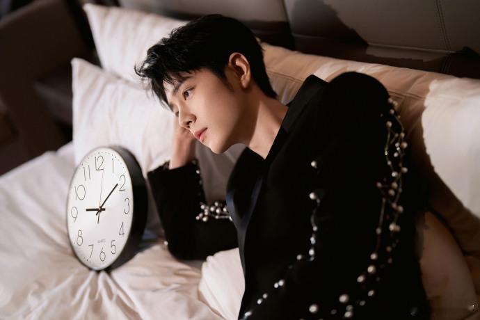 肖战的一日准备  肖战的一日  肖战的一日准备，深 V 西装的他，帅得让人尖叫，