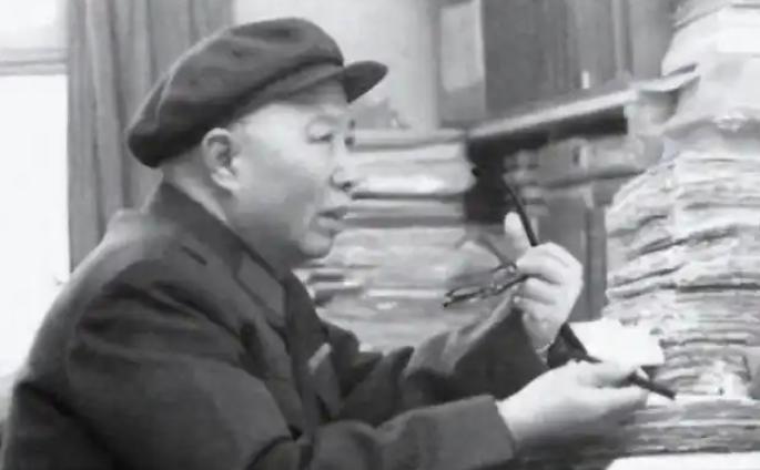 1964年春天粟裕去福州军区检查工作，碰见以前二十八军军长朱绍清，他停下脚步盯着