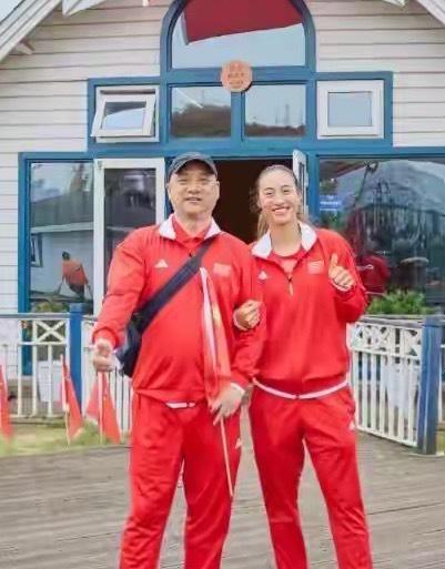 郑钦文她爸郑建坪前几天自己唠了段：别羡慕我闺女，7岁摸拍子，2014年把房子卖了