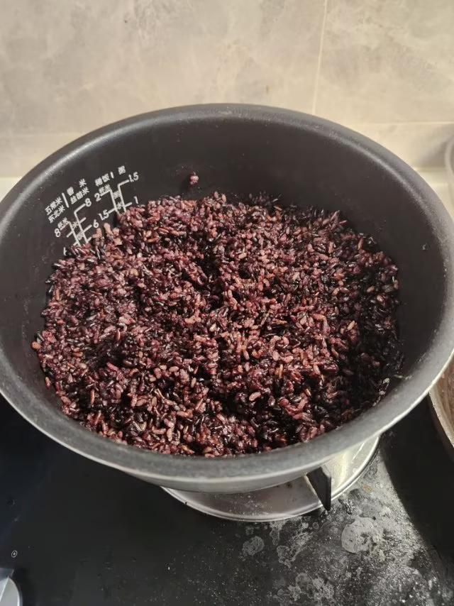 黑香米、血糯米、红米、糙米与红小豆搭配蒸饭会有哪些好处，你知道吗？
微头条《原创