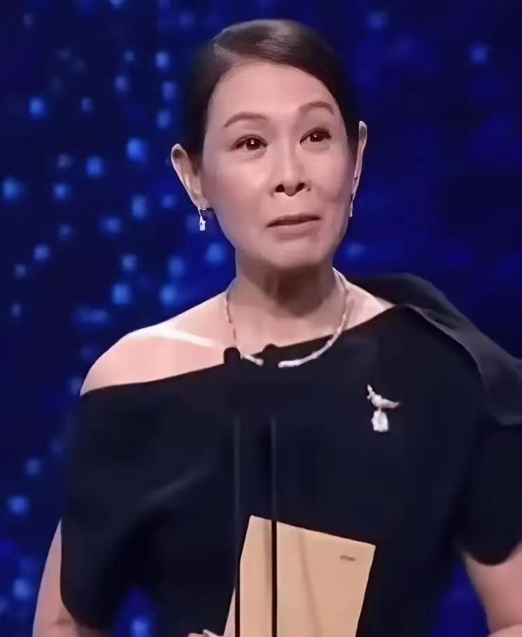 [微风]56岁的刘若英，最近在节目里聊开了高龄生育的事，她41岁才结婚，婚后三年