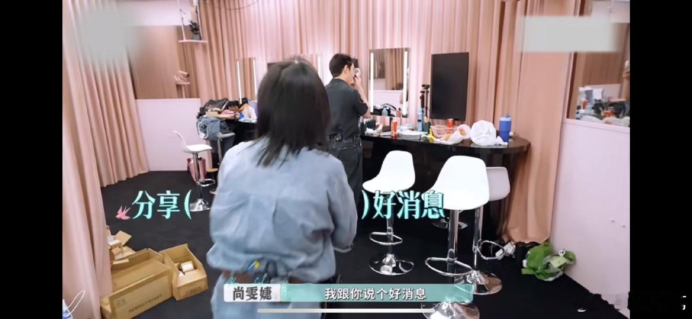 尚雯婕飞车传八卦巴黎合伙人 尚雯婕传八卦的画面感太强了！瘸着腿一路冲，舞台div
