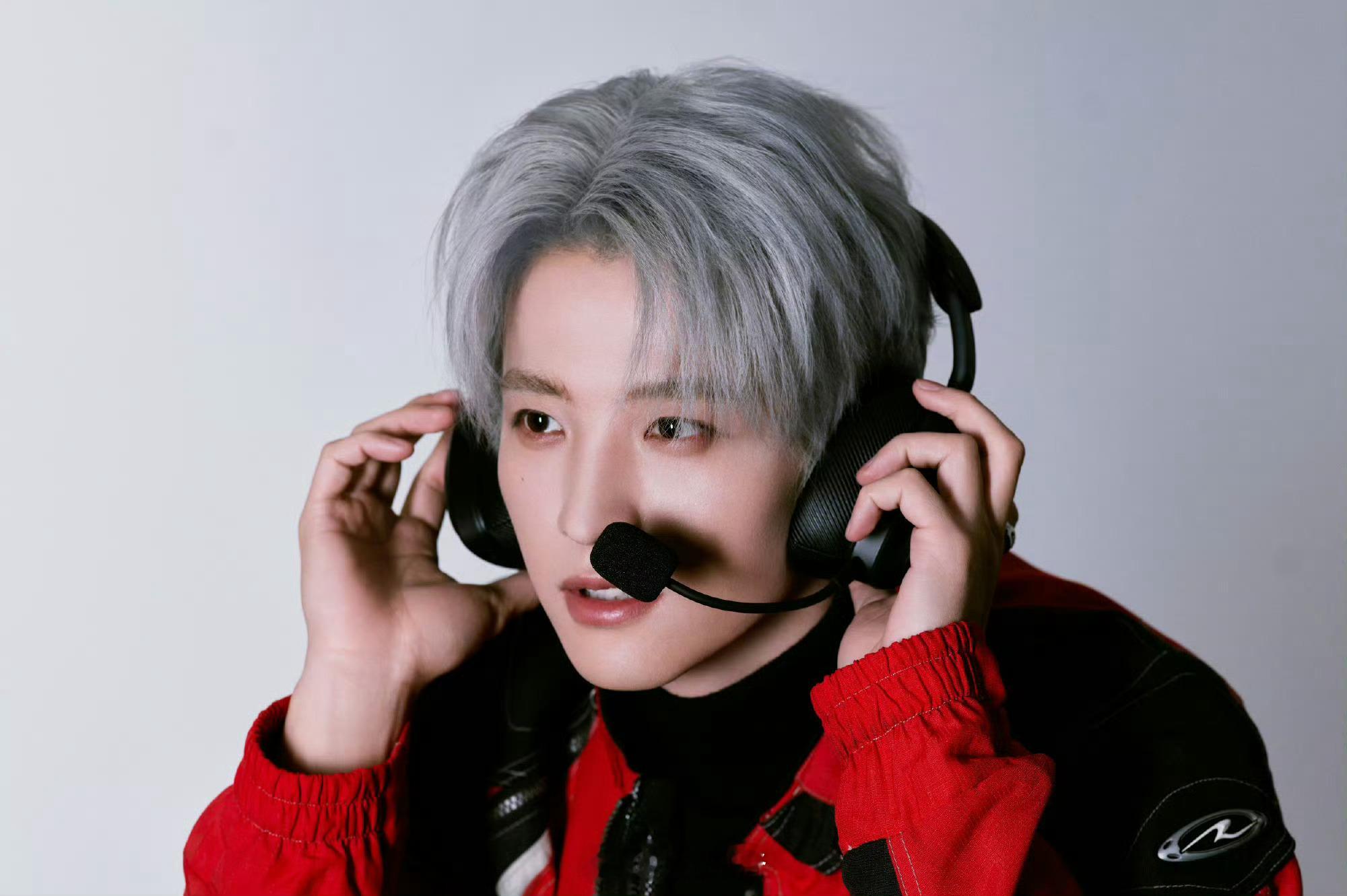 常华森银发有点撕漫男的味道了 