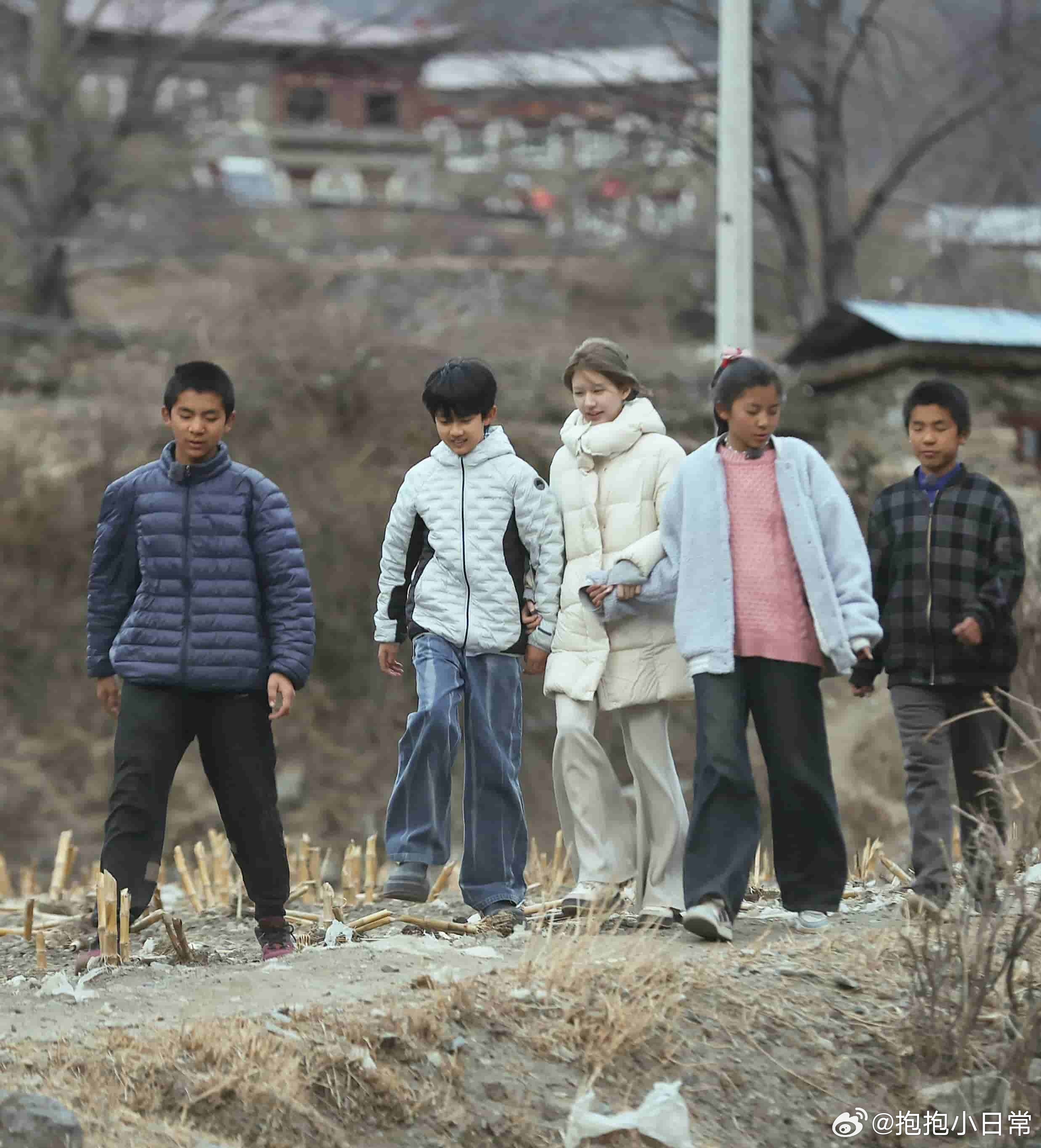 赵露思在山里种下期待的种子露思不仅在荧幕上闪耀，她在公益事业中也展现了真诚和细腻