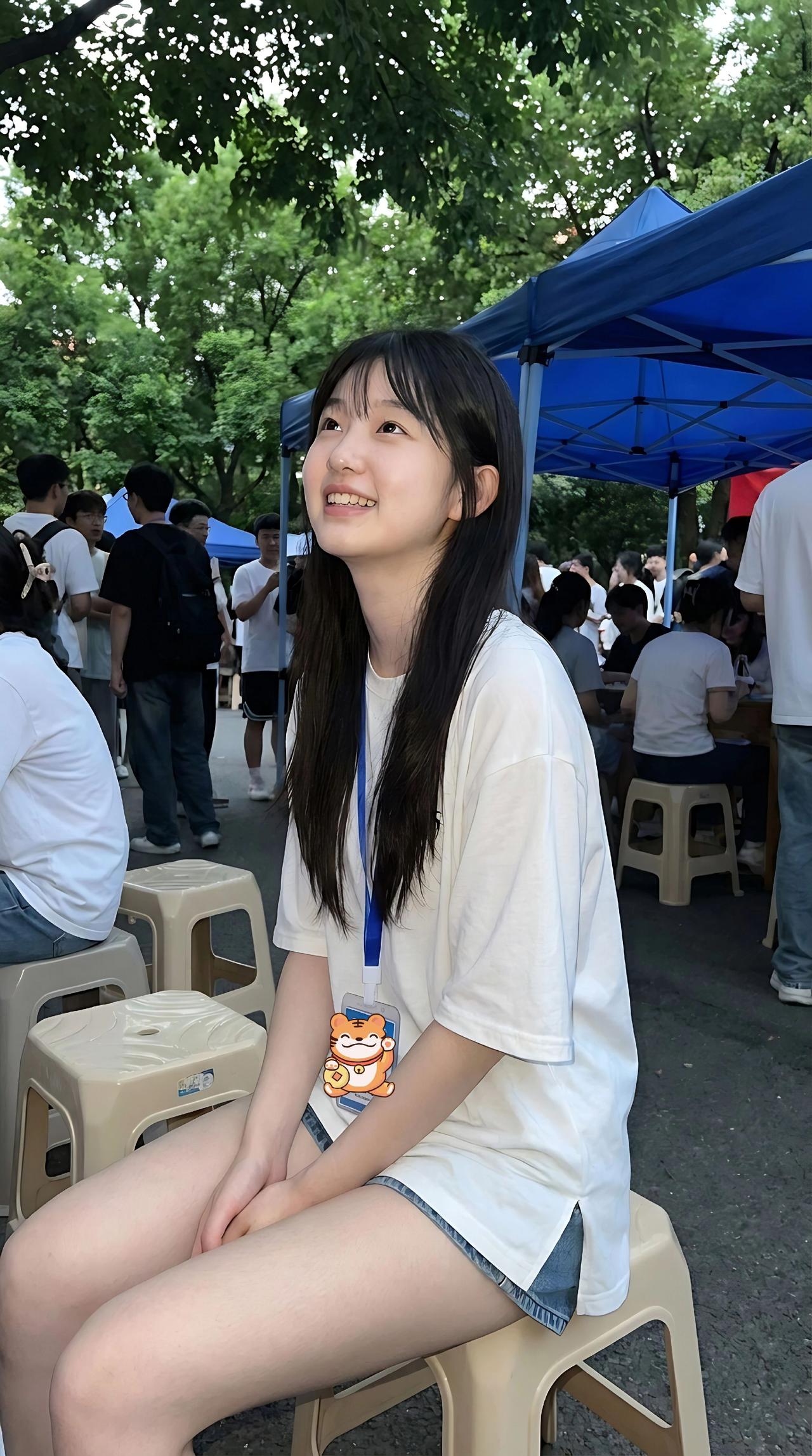 翻看大学这几年的照片，发现不管是在教室、操场还是走在路上，自己好像总是带着点笑意