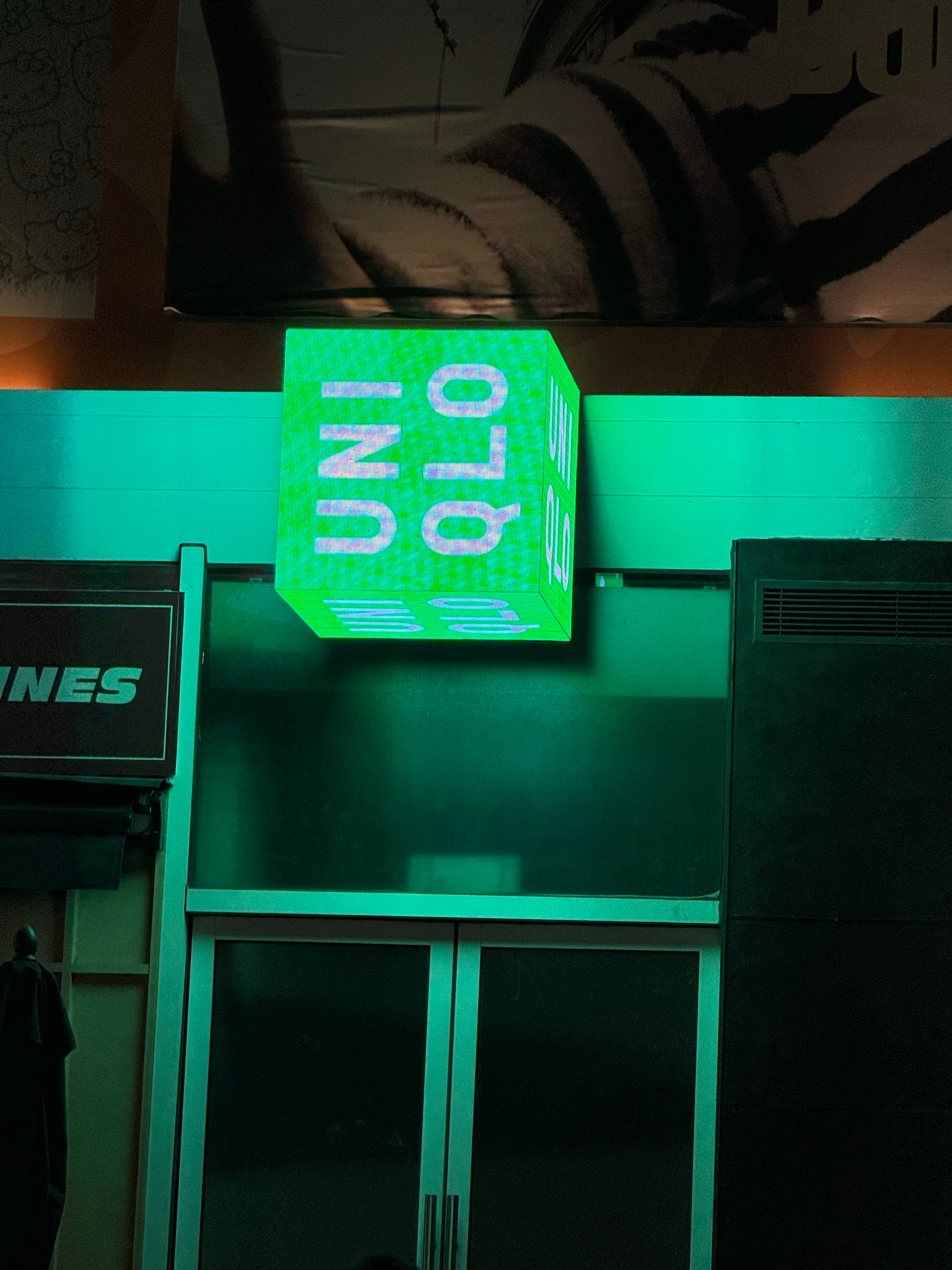 优衣库的绿logo，还以为是wta