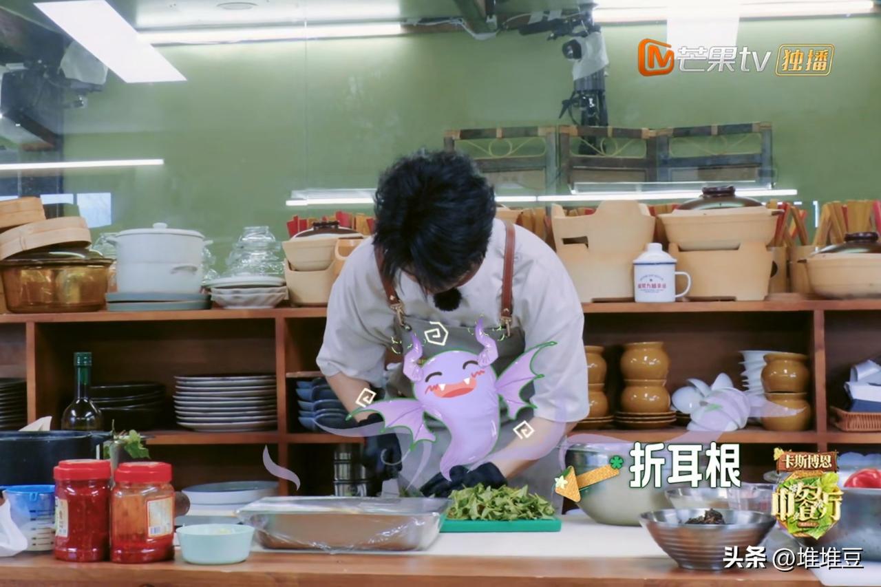 王俊凯在切折耳根，姜妍笑着走过来，弱弱地说：“有点生锈的味道哈～”埋头苦干的王俊
