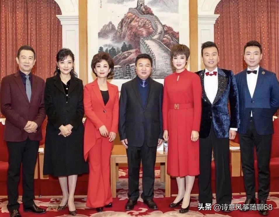 海霞个子没有周涛高，颜值也没有桑晨那么美，但她是三个女主持人里最有气质有魅力的一