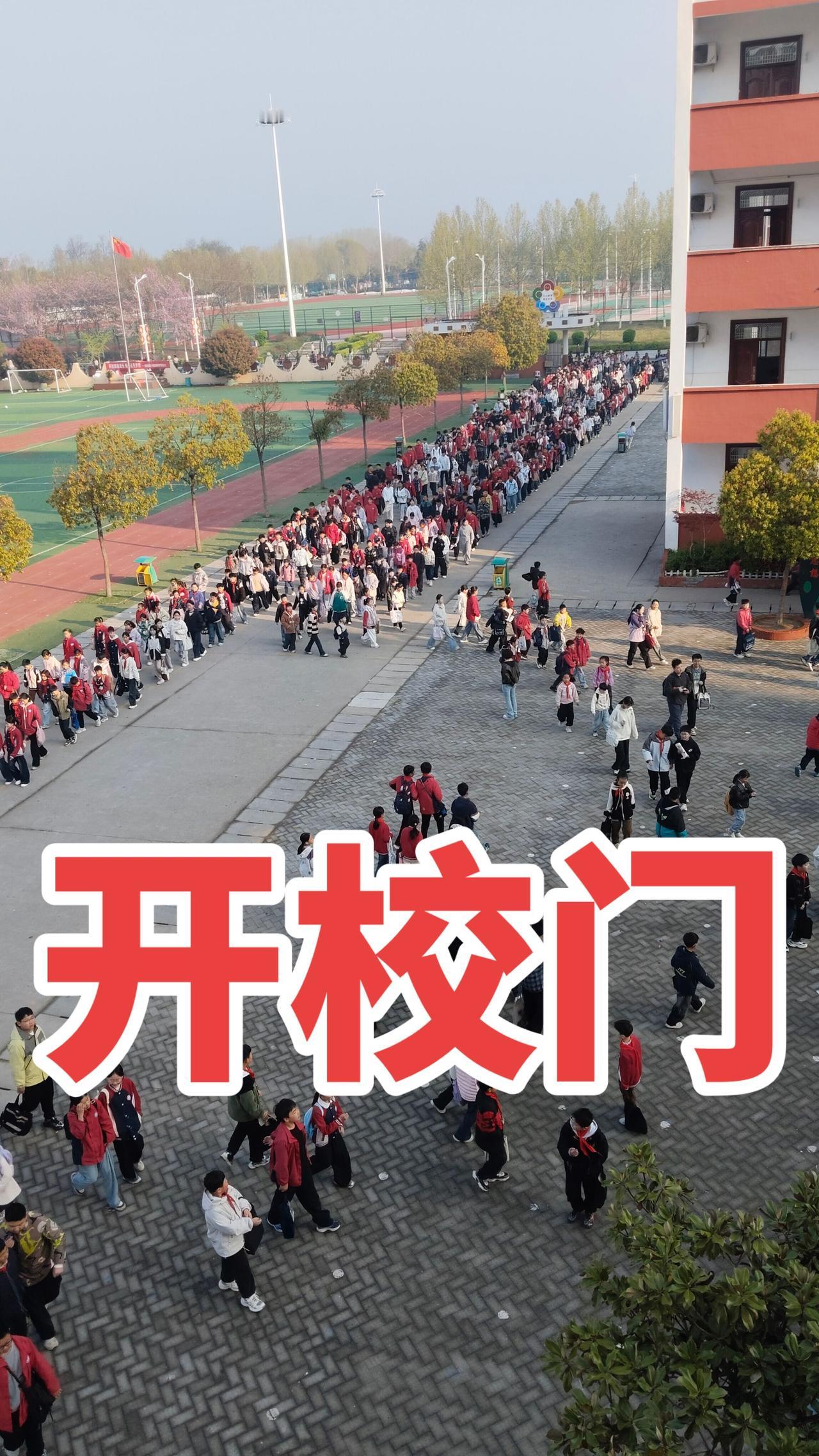 🚶‍♂️整齐的路队，是校园里最靓丽的风景线
少年意气风发，脚步铿锵有力
这就是