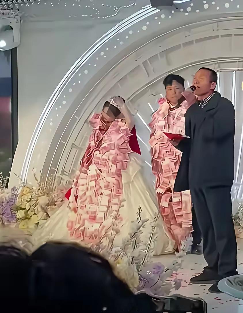 红毯新潮流！新郎新娘将人民币元素穿上身，囍字与纹样巧妙融合，传统礼俗碰撞时尚设计