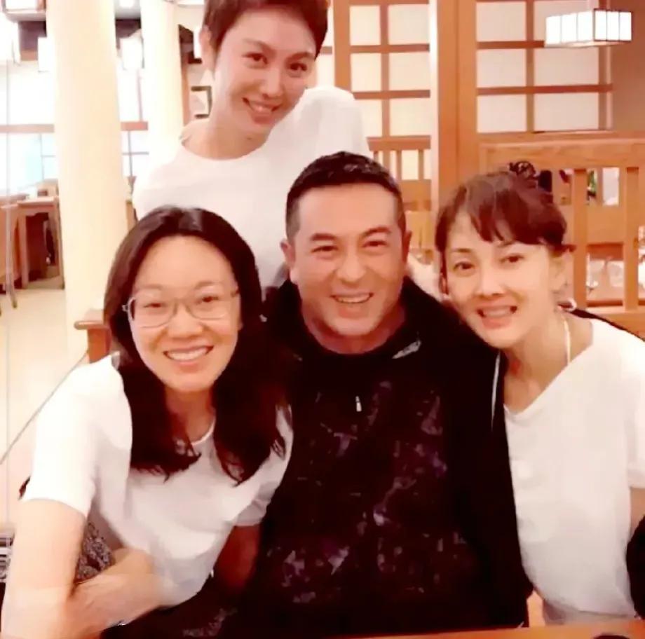 照片上的4个人，我能认出两个。一个在《蜗居》里饰演宋思明，他尽管外貌与陈毅元帅不