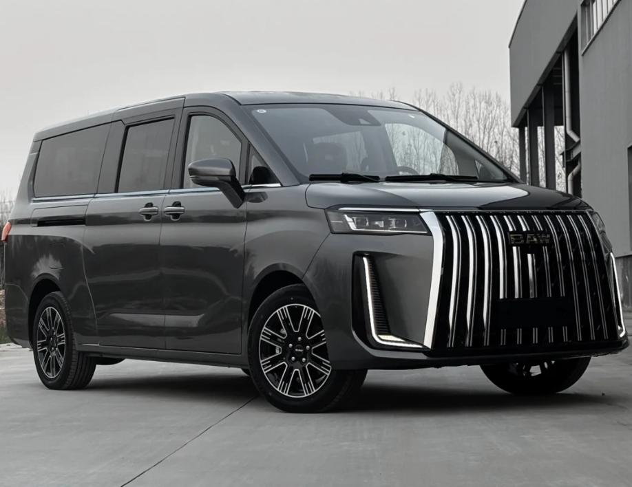 十一二万能买中大型MPV了？
 
最近刷到北京汽车制造厂旗下的锐胜M8上市，坦白