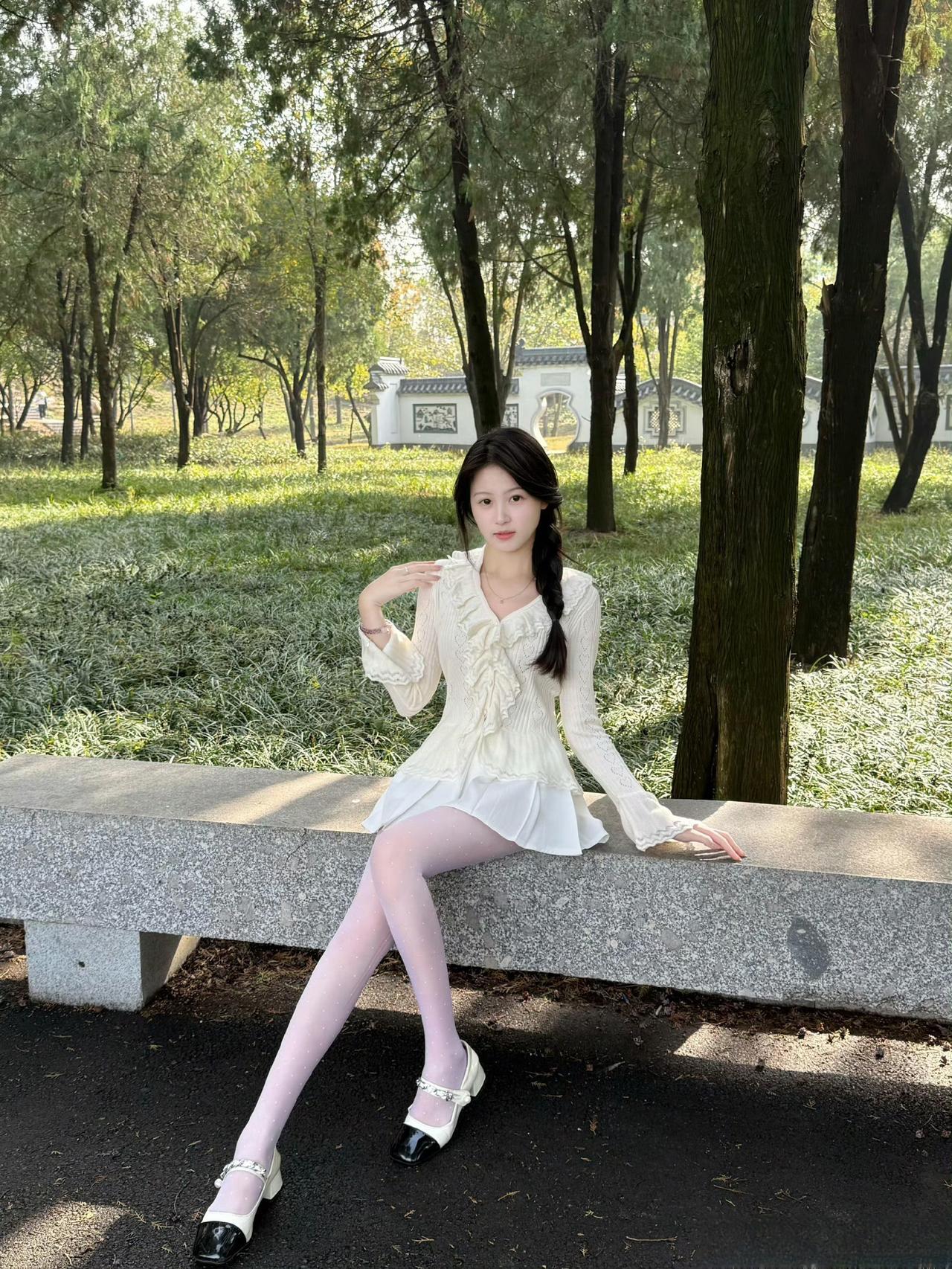 这套是“软萌温柔的奶油系甜妹”穿搭，适配公园林荫道场景，清新与甜美感兼具：
 