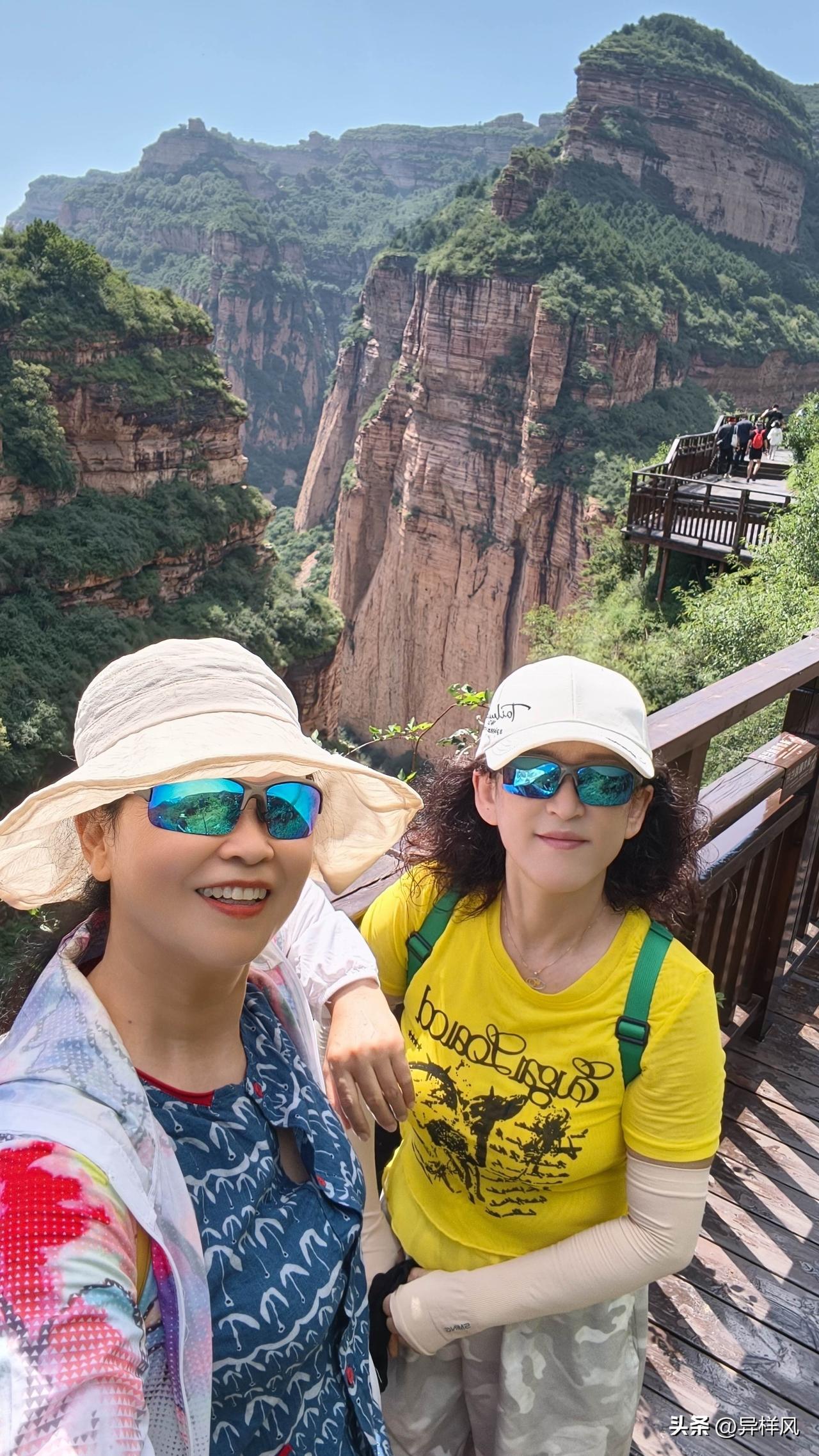 总以为旅行是去看风景 看人文，其实是借山河治愈内心，看到异国他乡苦哈哈的人不是少