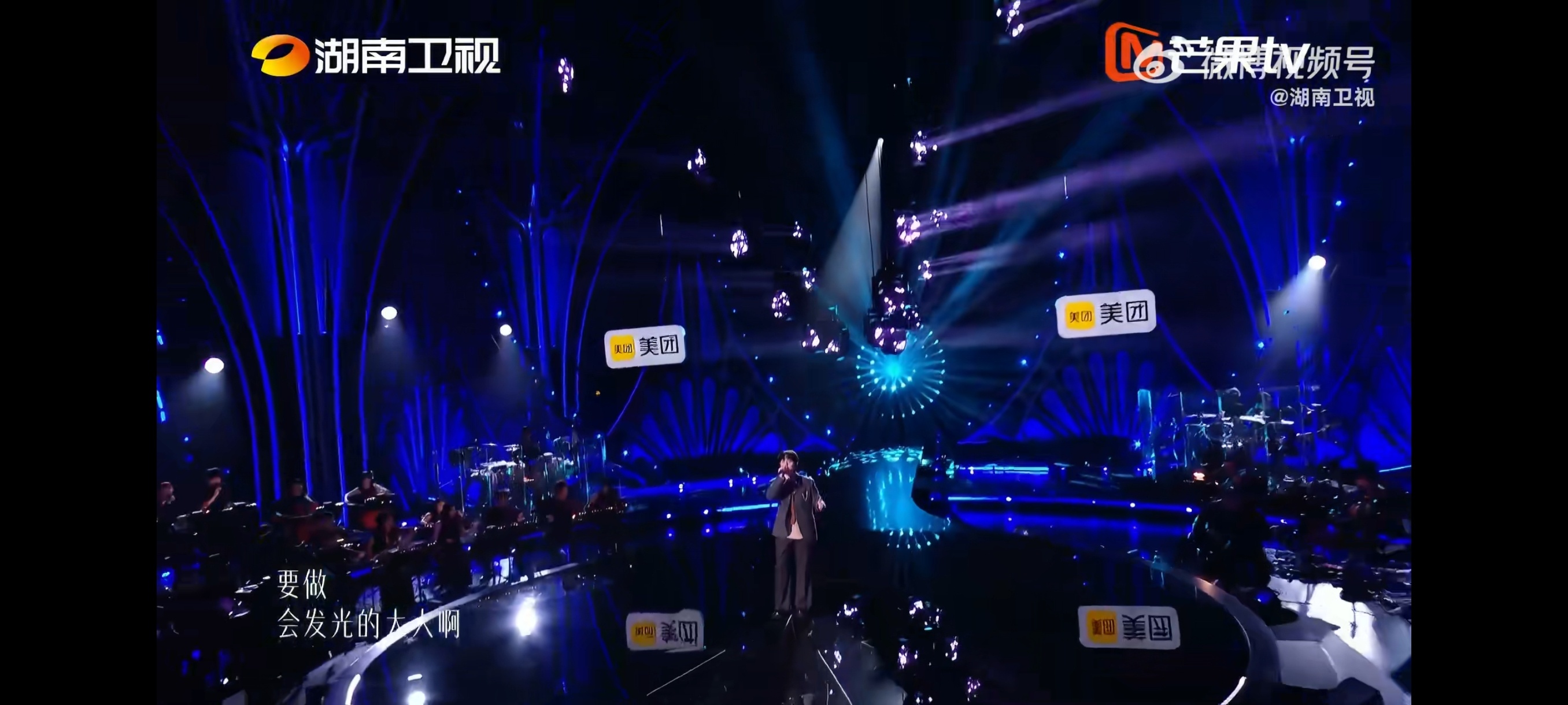 歌手直播尤长靖高音实力尤长靖一首是你想成为的大人吗，温柔里带着故事，高音一出来直