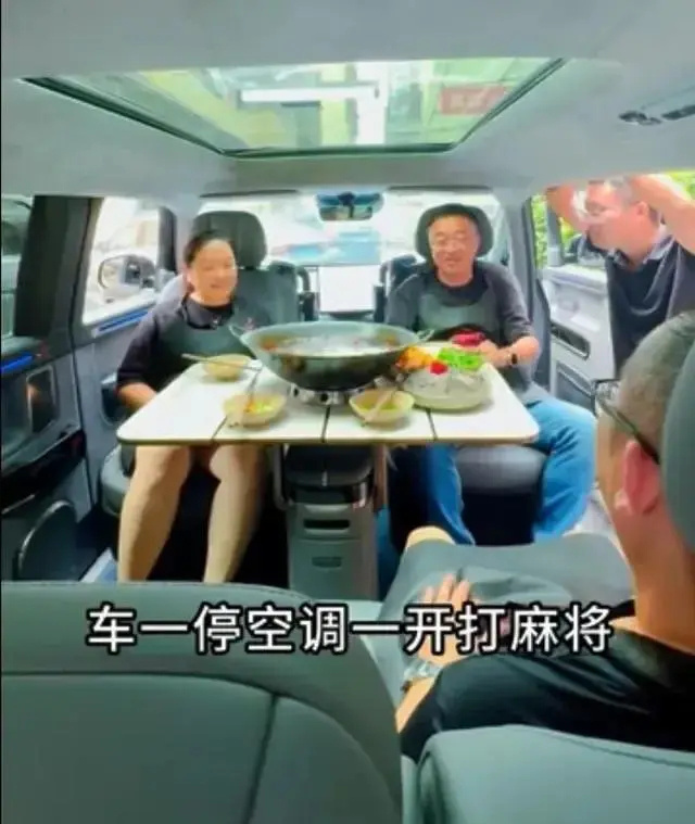 家人们车上能不能吃火锅？当然能，在别人的车上当然可以吃火锅了，但是你丫别在我车上